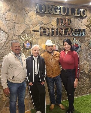 El Restaurant Don Panchos en su proyecto “Orgullo de Ojinaga” entrego ayer reconocimiento a la maestra Mirtha Saenz Acosta.