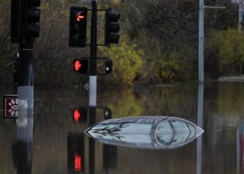 Cierran escuelas por lluvia en Texas y California