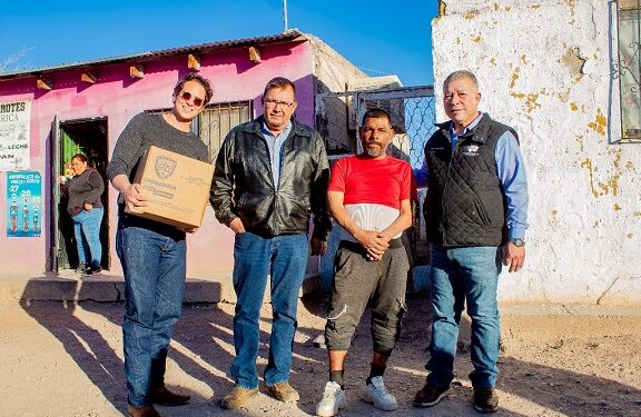 Entrega diputado Ismael Pérez Pavía apoyos a familias de Aldama, Meoqui y Rosales.