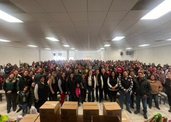 Convive Geo Zapata con cientos de madres trabajadoras para celebrar el día de Reyes.