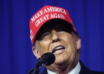 Rompe Trump silencio sobre Navalny pero no culpa a Putin