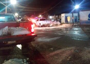 Aplican sal en calles congeladas de Cuauhtémoc