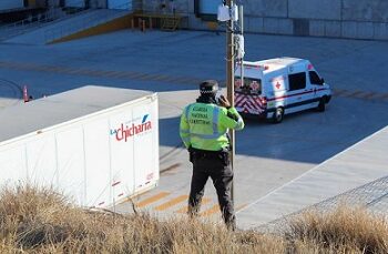 Vuelca y cae a estacionamiento de Cedis Walmart