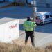 Vuelca y cae a estacionamiento de Cedis Walmart