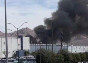 Llamas y humo en Interceramic de las Industrias