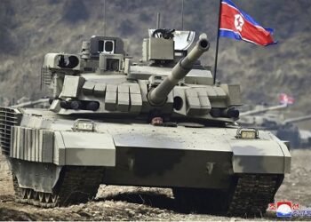 Presenta Kim Jong Un nuevo tanque de combate