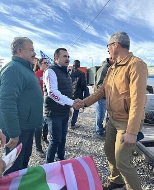 Tony Meléndez presentando sus propuestas en su fructífera visita de proselitismo político en Cd. Ojinaga.