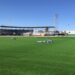 Grandes avances en la colocación de pasto sintético en el estadio de beisbol