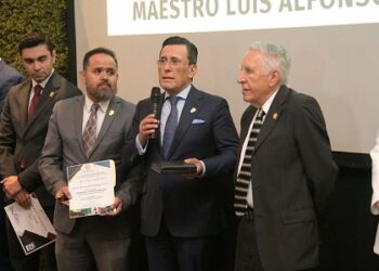 Recibe decano de la UACH, maestro Luis Alfonso Rivera Soto, el «Premio Nacional a la Docencia».