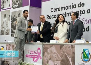 Acude Geo Zapata a Ceremonia de Reconocimientos a Docentes de la UACH