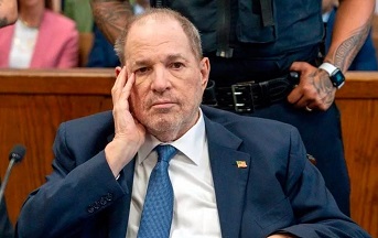 Buscan fiscales nuevo juicio para Weinstein en septiembre