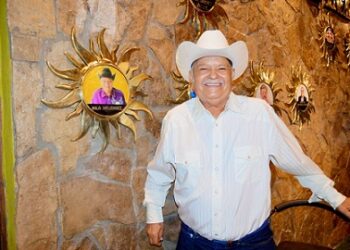 Milo Meléndez devela placa por su exitosa trayectoria dentro de la música de nuestra tierra