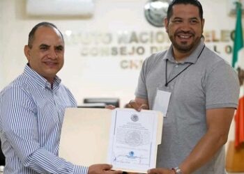 Recibe Noel Chávez constancia de mayoría