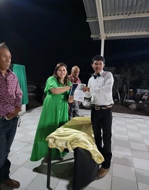 Adriana Valdez fungió como madrina de graduación de Preescolar; Primaria y Telebachicherato en el Ejido La Rosita