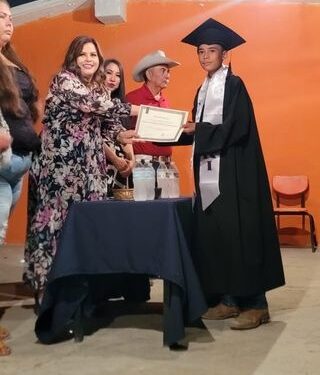Adriana Valdez fungió como madrina de graduación de Preescolar; Primaria y Preparatoria en el Ejido San Miguel
