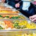 Suspenden comedor de maquila por cucarachas en la comida
