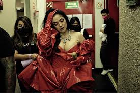 Narra Mon Laferte los abusos y violencia que ha vivido