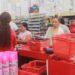 Optan padres de familia por reciclar mochilas y uniformes para ahorrar