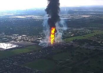 Explota oleoducto y causa incendio en suburbio de Houston