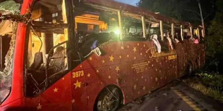 Mueren 7 en EU tras volcadura de camión que iba a México