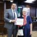 Entrega reconocimiento el alcalde Pérez Cuéllar a la especialista en ecología Cristina Cortinas