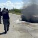 Balean y prenden fuego a vehículo en la Jiménez-Parral