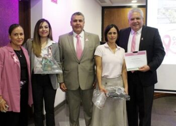 Participan funcionarios y personal del ICHITAIP en sobre detección oportuna del cáncer de mama.