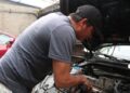 Sufren mecánicos por la falta de trabajo en su taller