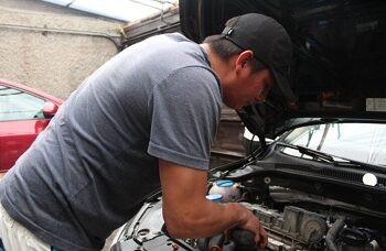 Sufren mecánicos por la falta de trabajo en su taller