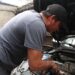 Sufren mecánicos por la falta de trabajo en su taller