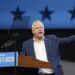 Tim Walz, su esposa y su hijo, votan anticipadamente en Minnesota