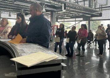 Largas y molestia en Repuve Cuauhtémoc, faltan engomados de «chuecos»