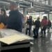 Largas y molestia en Repuve Cuauhtémoc, faltan engomados de «chuecos»