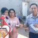 La asociación «Latinos Unidos» entrega tarjeta de apoyo económico a familia ojinaguense en situación vulnerable