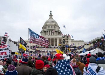 Manifestantes que asaltaron el Capitolio en 2020 celebran regreso de Trump