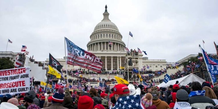 Manifestantes que asaltaron el Capitolio en 2020 celebran regreso de Trump