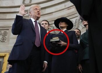 Trump juramentó como presidente sin tocar la Biblia. ¿Qué significa?