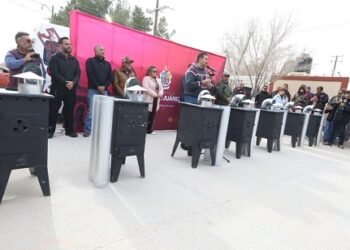 Entrega calentones Presidente Municipal a familias del Valle de Juárez