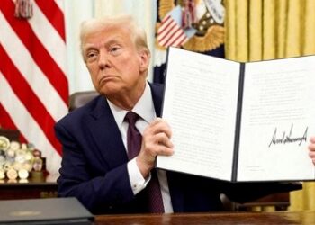 Ordenó Trump congelar subsidios federales; jueza lo detiene