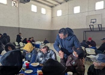 Visita Bonilla a personas del refugio de la Mármol