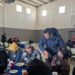 Visita Bonilla a personas del refugio de la Mármol
