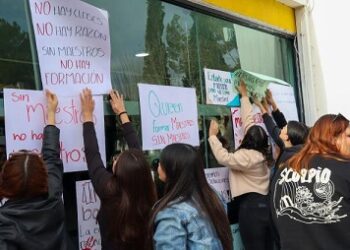 Protestan estudiantes de la Normal del Estado por falta de maestros