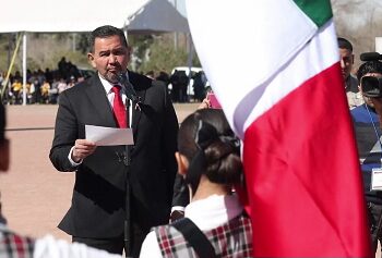 Asiste Cruz Pérez Cuéllar a Ceremonia Conmemorativa del Día de la Bandera