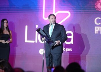 Reconocen al Presidente Cruz Pérez Cuéllar con Premio Lidera 2025