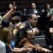 Presentan ley antifuero entre rechiflas tras salvar a ‘Cuau’