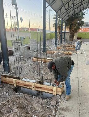 Se construyen las nuevas gradas en la Escuela Manuel Ojinaga