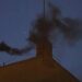 Humo negro en el Vaticano: La primera fumata indica que aún no hay nuevo papa
