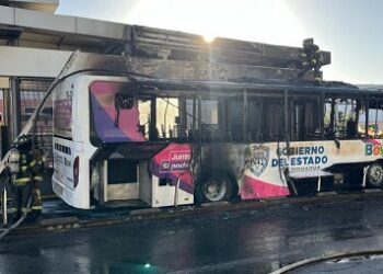 Evacuaron 40 pasajeros del Bowi por incendio de camión