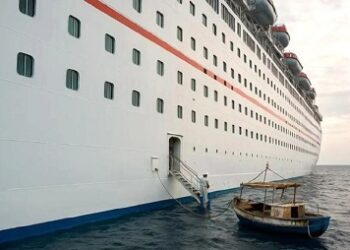 Rescató crucero a 5 personas, viajaban en bote por mar de Cuba