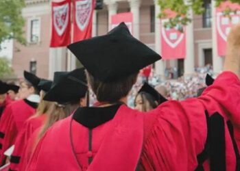A cazar, universidades buscan científicos de EU tras despidos de Trump